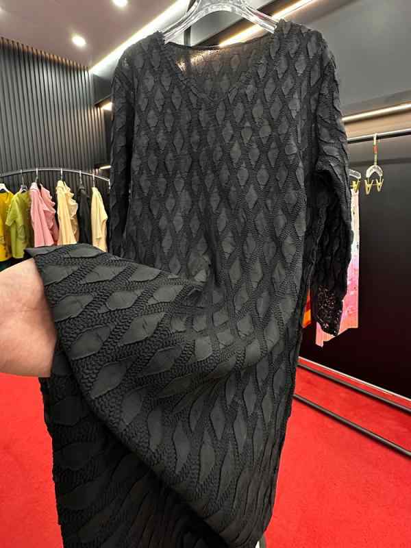 ワンピース レディース 緑 紫 赤 黒 菱格柄 Vネック 長袖 中長丈 プリーツ加工 ゆったりシルエット 垂れ感 ?? ポリエステル繊維 復古風 気質 シンプル 基本款 文?風 女性用 大きいサイズ ゆったり スリム効果 ゆったり腰 緑 紫 赤 黒 菱格
