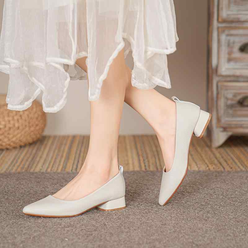 パンプス レディース ローヒール ポインテッドトゥ チャンキーヒール スリッポン ぺたんこ フラット 3cmヒール 痛くない 歩きやすい 履きやすい オフィス 通勤 シンプル ベーシック 黒 ブラック 白 アイボリー 茶色 ブラウン 春夏 秋冬