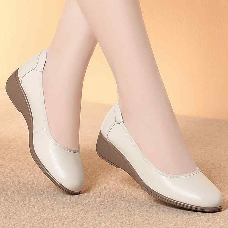 パンプス レディース 途轍も無い大きさ 本革 置き目踵 疲れない 一方ならずない 歩き分かりやすい 事務所 フォーマル 商行為 御上さん靴 黒 白 ラウンドトゥ 坦々たる 平べったい 春 秋 通い 心地よい 分かりやすい なめし革 シューズ
