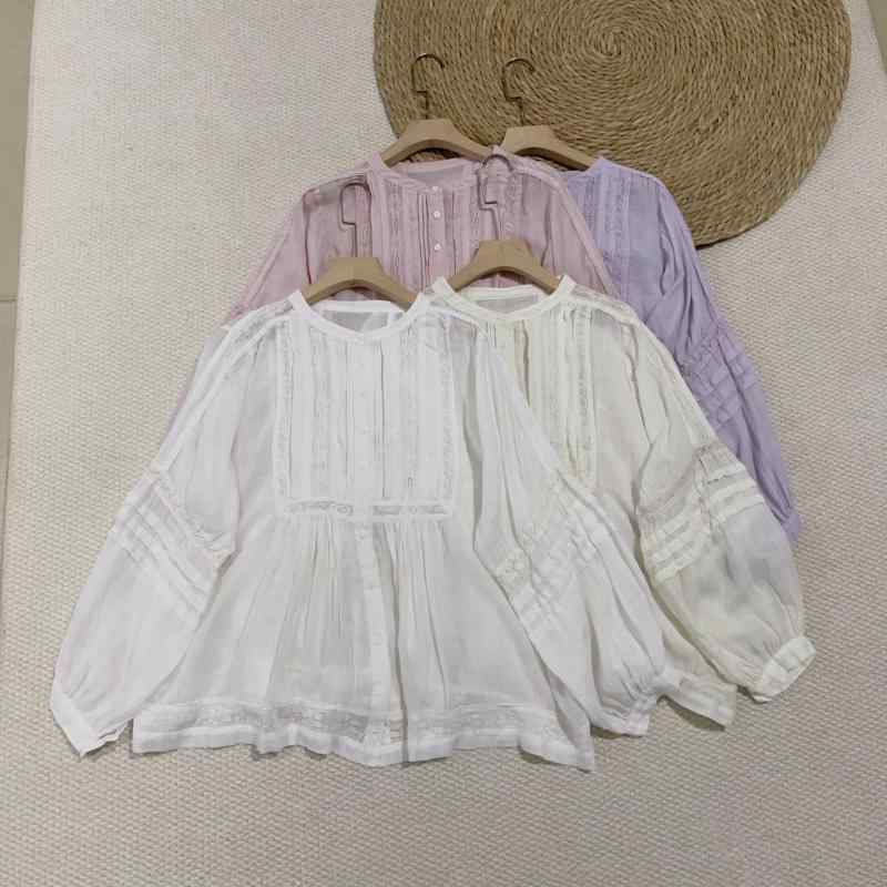 シャツ レディース 春夏 森ガール レース 切り替え ランタンスリーブ 麻素材 ゆったり 長袖 ボタン 丸首 中長丈 プレス加工 純色 森系 かわいい 甘め 爽やか 普段使い 通勤 軽量 伸縮性 白色 米色 ピンク 紫