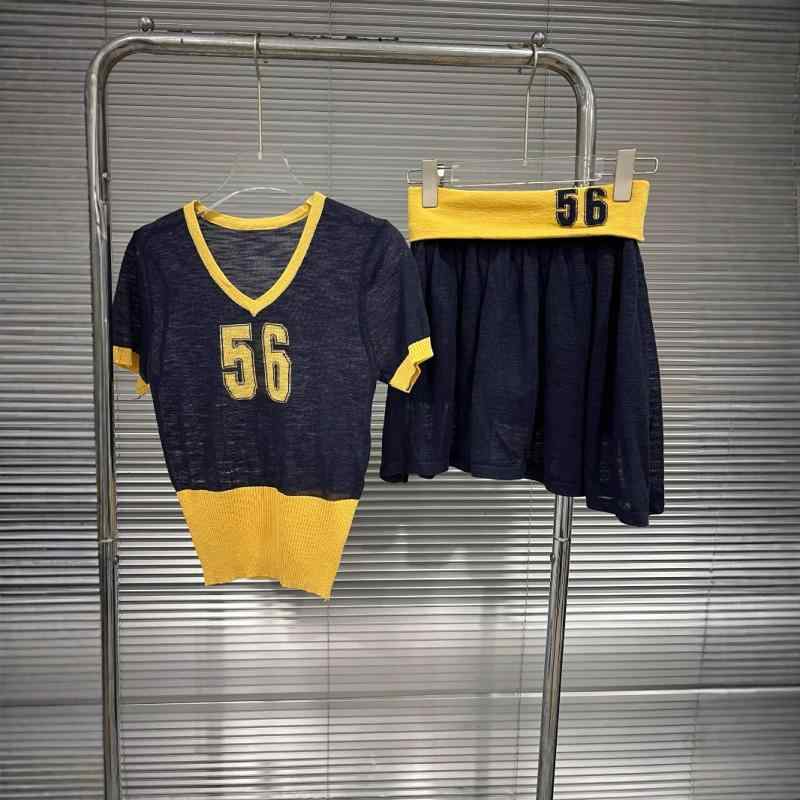 Vネックニットトップス + ミニスカート セットアップ レディース 紺色 春夏 心地好い