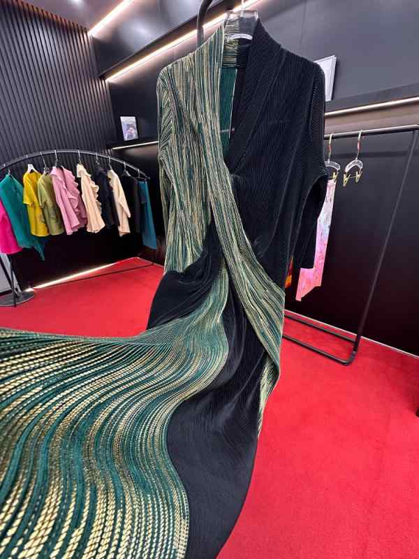 ワンピース レディース 長袖 プリーツ Vネック ロングスカート ポリエステル ポリエステル95 ゆったり腰 冬 復古風 黒 緑 レディース ゆったりシルエット 気質 垂感 スリム 基本款 単品 ワンピース ロング 袖 ワイドスカート ゆったり ゆったり|トミーショップ 店