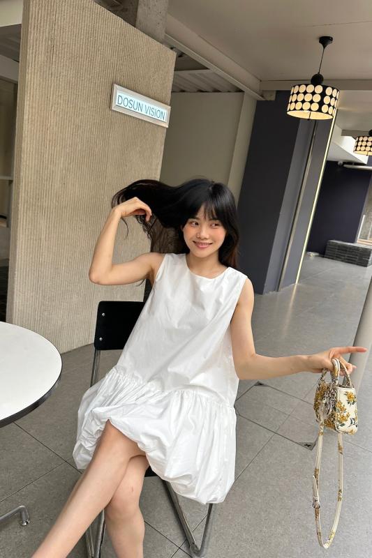 ワンピース レディース 春夏 無袖 背心 花苞スカート 短丈 韓国風 優しい 気質 ゆるめ シルエット 小柄対応 純色 丸首 TR素材 PVC混 軽量 伸縮性 隠しジッパー 黒 白 カジュアル 日常使い 部屋着 リラックス フィット 女性用 トップス ド