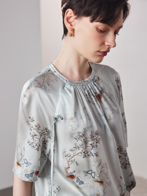 Tシャツ 女性用 春夏 桑蚕? 真? 短袖 トップス 直筒 丸首 挿肩袖 花柄 プリント 不対称 切り替え ゆったり ワイドシルエット 通気性 透け感 光沢 気質 通勤 普段使い 気質 優雅 粉紫 花卉 花柄 藍 古樹 葉 鳥 モチーフ 再生繊維 混紡