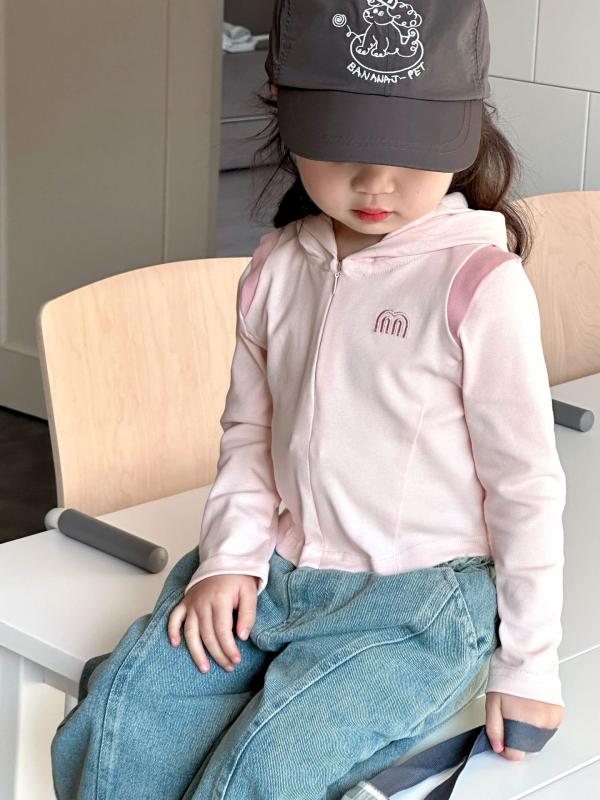 キッズ女の子 春 コットン 接触冷感 柔軟素材 連帽 ラグランスリーブ 短丈 ジップアップ 開衫 かわいい アルファベットプリント ピンク ルーズフィット 長袖 春夏 秋 普段使い 軽量 伸縮性 吸湿速乾 牛仔パンツ フレア デニム ワイドレッグ 毛フェ