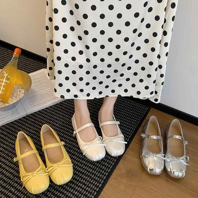 メンズ フラットシューズ 女性用 低め開口 銀色 かわいい リボン 装飾 復古 スタイル 丸トゥ デザイン PU 素材 軽量 快適 通勤 普段使い 日常 シーン 対応 接触冷感 吸湿速乾 機能 黄色 銀色 米白 カラー 選択 可能 低フォール フラットヒ