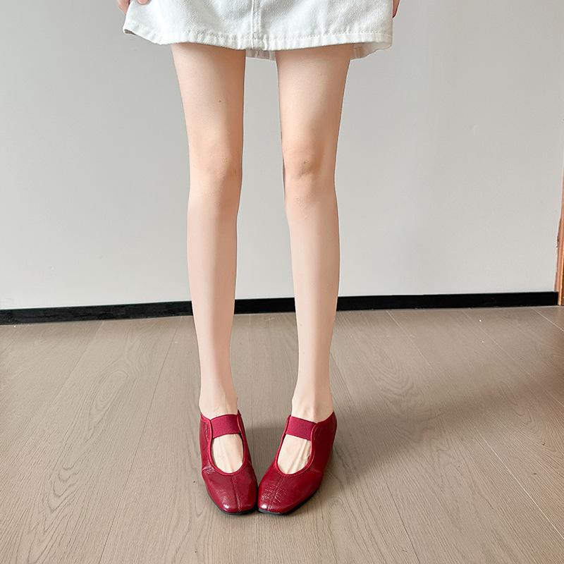 女性用 メアリージェーンシューズ フラットパンプス 低めヒール 丸トゥ シングルストラップ 赤色 羊皮 レザー 切り替え 漆皮 フラップエッジ ステッチ ルーズフィット 通勤用 日常履き 低アンクル ラバーソール 合成ライニング ユニセックス シンプル