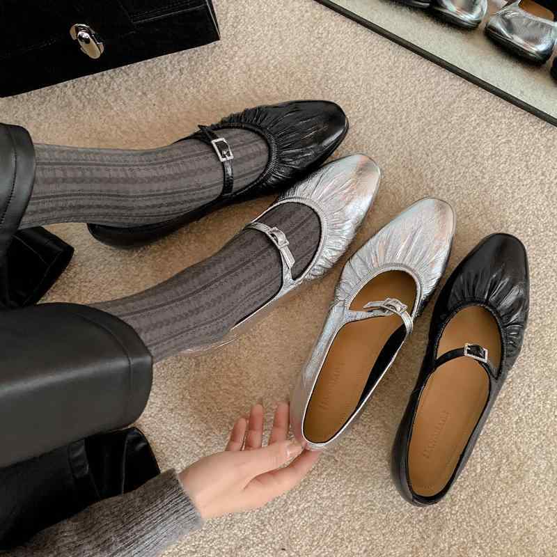 フラットシューズ 女性用 メアリージェーン 法式スタイル 羊皮素材 ラウンドトゥ プリーツ装飾 ドリルストーン ストラップ バックル 低ヒール フラットソール 黒 銀色 春夏 日常使い 軽量 柔らか 通勤 デイリー 低・悉 牛筋底 猪皮内張り 天然皮革イン