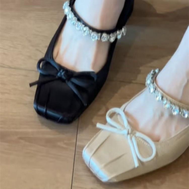 レディース バレーシューズ 平ったいシューズ 浅口 フレンチ表現スタイル 成人女性用 ワンストラップ 大ざっぱ踵 メアリージェーン 靴 甘め 低め踵 猫の尻っ方型踵 単色 米白いこと しろがね色 綿繻子 練りあわせるなめし革 ラテックスインソール ゴムソール 低とり捨てる 日