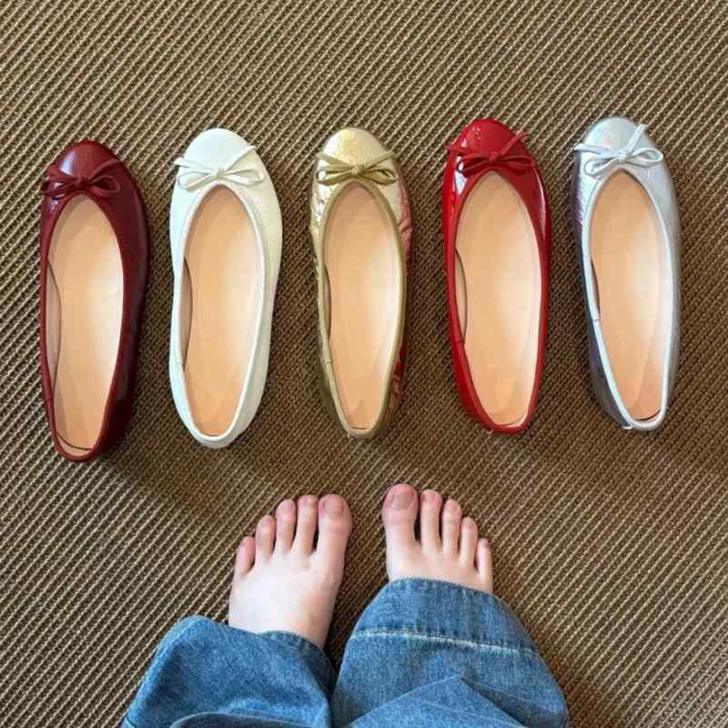 レディース フラットシューズ バレエシューズ 女性用 ソフトソール ラウンドトゥ スリッポン ローカット フラットヒール 牛革 シューズ 快適 履きやすい 低め 切り替え ステッチ フラワー モチーフ 純色 ホワイト レッド ディープレッド ゴールド シ