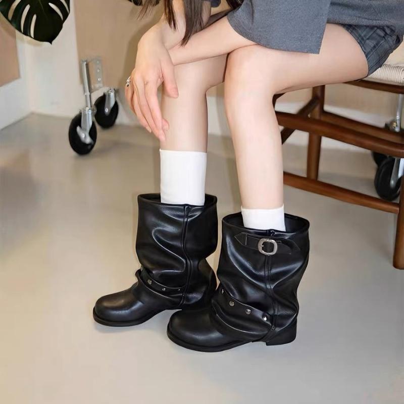 女性 ファッション 靴 メンズライク 短筒 ブーツ 黒 牛仔風 ラバーソール 丸トゥ ミドルヒール 粗跟 低筒 皮帯 バックル 留め具 スタッズ リベット 装飾 折り目 プリーツ デザイン 復古 スタイル 夏 シーズン 普段使い 歩きやすい 女性用 足元