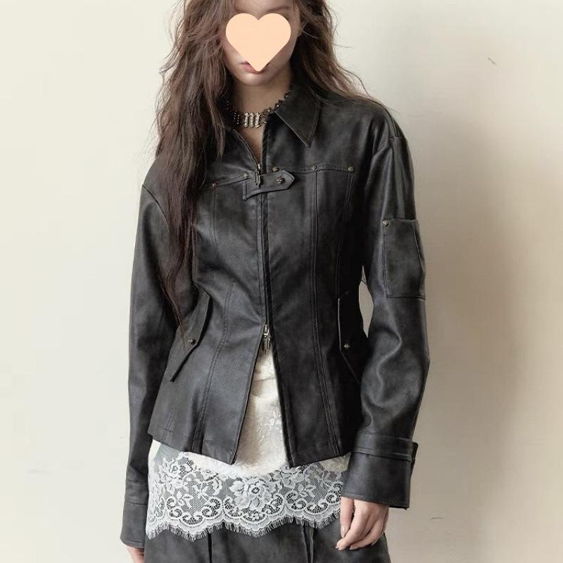 レザージャケット 女性用 秋冬 ロング丈 ロングスリーブ バタフライスリーブ ラッププルオーバー プルオーバー スタンドカラー ジッパー ヴィンテージ バイカースタイル ローズ刺繍 スタッズ 漆皮加工 深ブラウン アクネリン 高品質 修身 シルエット 気