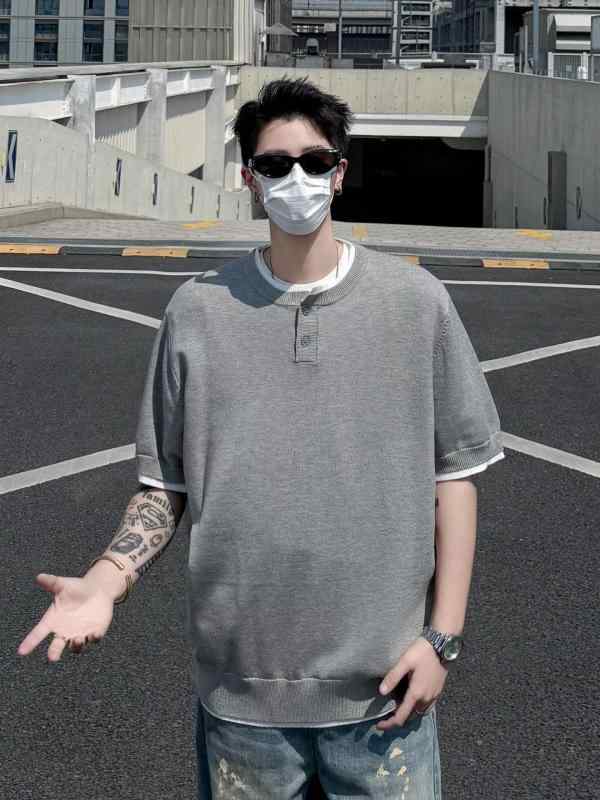 Tシャツ メンズ 短袖 ヘンリーネック 偽ツーピース デザイン 純色 グレー ブラック ポリエステル ?? 素材 透気性 普通厚み ルーズフィット 丸首 セットインスリーブ ノンハット 夏 季節 シンプル ミニマリスト スタイル ベーシック コーディネー