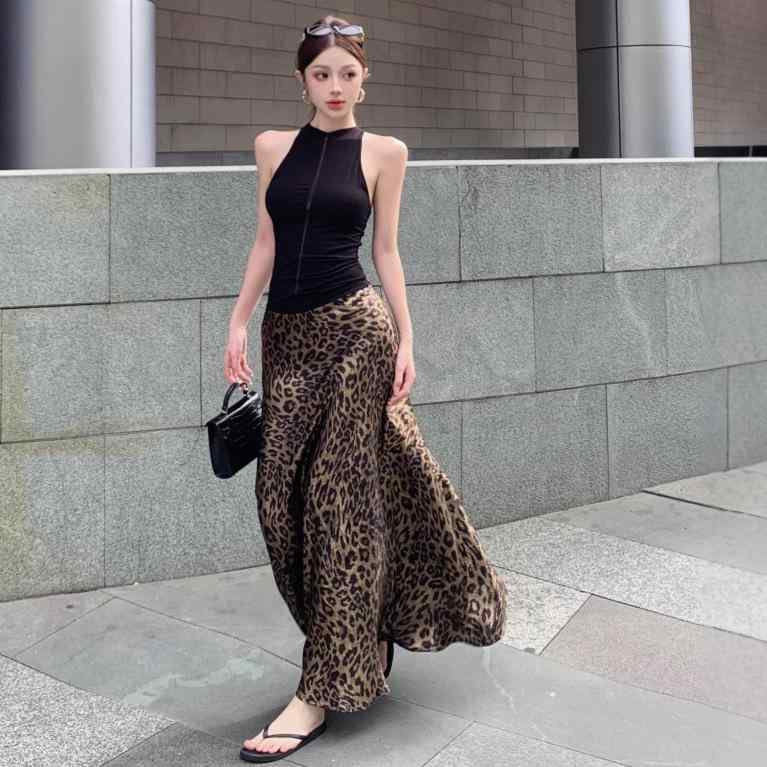 サマータンクトップ 吊り紐 切り替え レース 無袖 トップス 女性用 ヒョウ柄 スカート セット ロング丈 Aライン 電気メッキ加工 ブラック セクシー 私服 かわいい 気品 軽量 ポリエステル 吸湿速乾 夏用 セットアップ ロングスカート ワンピース風
