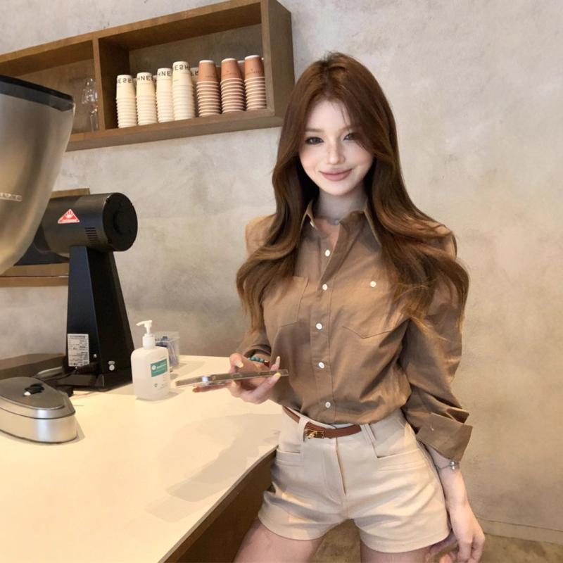レディース 春夏 セットアップ 長袖 シャツ ポロカラー トップス ベーシック デザイン 再生繊維 ポリエステル 素材 伸縮性 快適 着心地 ベージュ系 カラー セット トップス ショートパンツ ハイウエスト Aライン スカート風 デザイン 膝上丈 短パ
