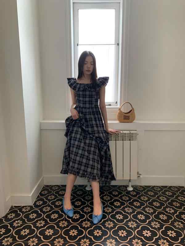 衣裳 亭主もち用 吊り帯 長め 夏 春夏 綿織物 綿原料品 照合のしるし柄 透かし彫り柄 うつり変わり ・靭接 ひな形 ご機嫌酉の方角 高腰 酉の方角見澄ます 広広とした スコート 影ぼうし 荷葉辺 フラウンス かざり付ける 一文字 肩同盟罷工一回り 肩紐 衣袂受け答え 無袖 トップス