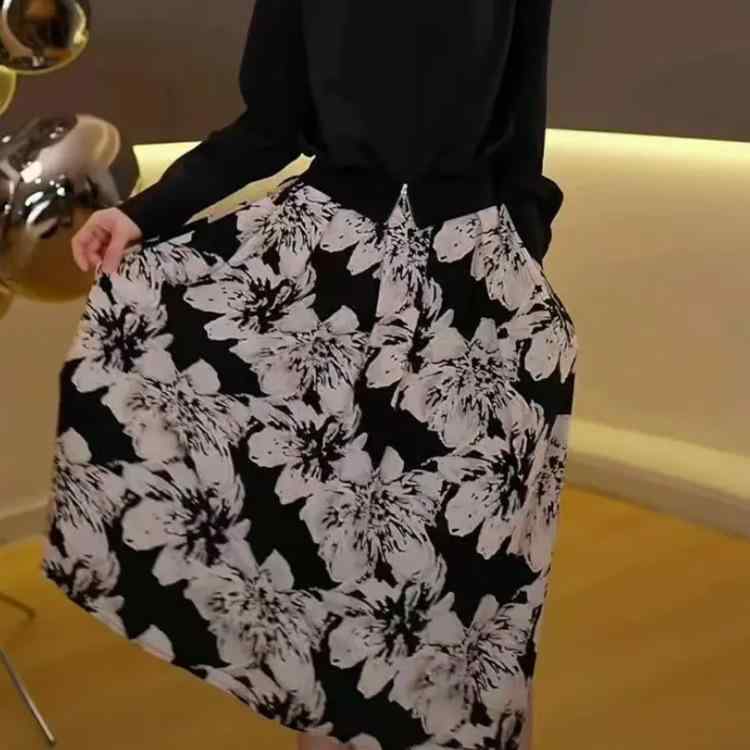 スカート 女性用 春夏 ミディ丈 Aライン プリント柄 気質 通勤 シンプル 伸縮性 軽量 桜色 花柄 ポインテッドパターン コットン混 再生繊維 ミックス素材 普段使い カジュアルスタイル 柔らかい着心地 女性らしいシルエット 優しい色合い 日常コーデ
