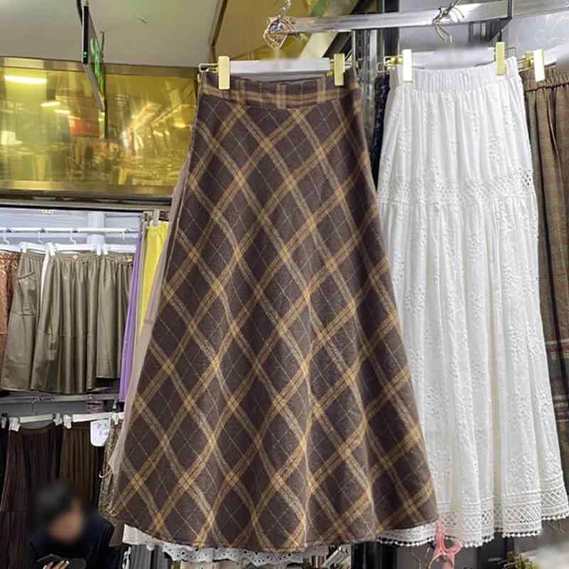 秋冬 スカート 女性用 気質 通勤 格子柄 プリント加工 ポリエステル混 長め Aライン ミドル丈 ハイウエスト 包みこみ 切り替え ワイドシルエット ビンテージ 英国風 ブラウン系 ノンストレッチ クラシック ロング丈 ミディスカート 膝下丈 ビジネス