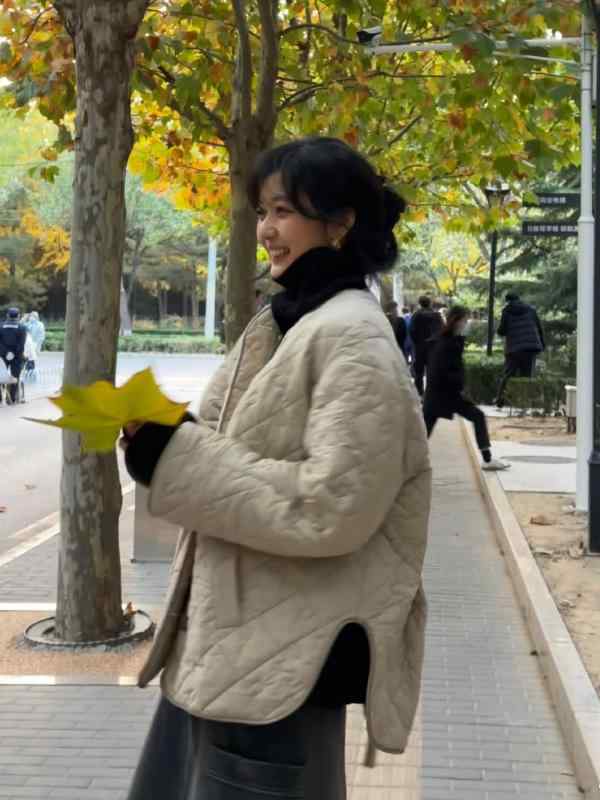 秋冬 綿織物上衣 成人女性用 人となり 通い 好いたらしい 休? 米杏 無領 長袖 広々とした影ぼうし シングル前胸部 衣嚢 刺しゅう ひな型 ミッドウェイト 決まり切った丈 ナイロン 生まれ変わり綿 端っこ物 軽さ 優しいこと うつり変わり 編み目
