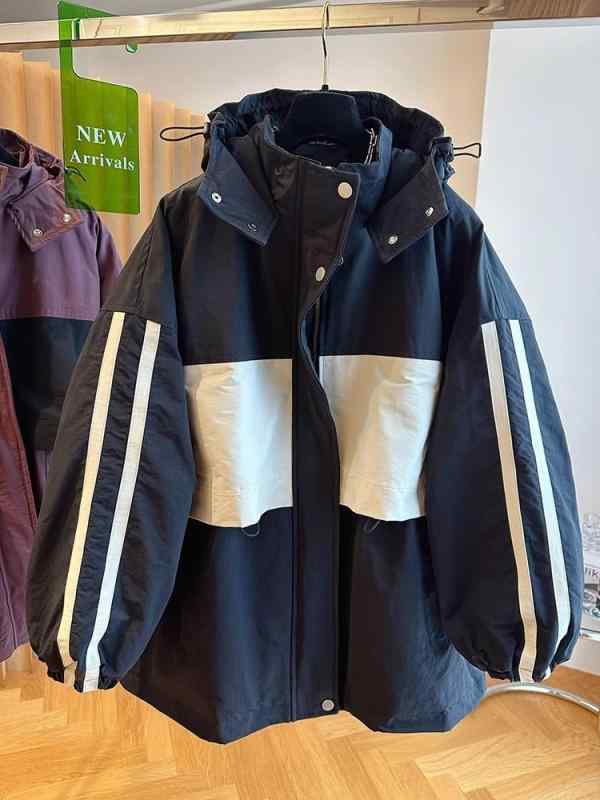 コート レディース 紫色 ワイドシルエット 厚手 綿混紡 ポリエステル素材 フード付き ジップアップ ミリタリー風 切り替えデザイン 通勤スタイル 気質 冬用 暖か 軽量 伸縮性 吸湿速乾 ブラック カラー ミッドレングス ゆったり 普段使い