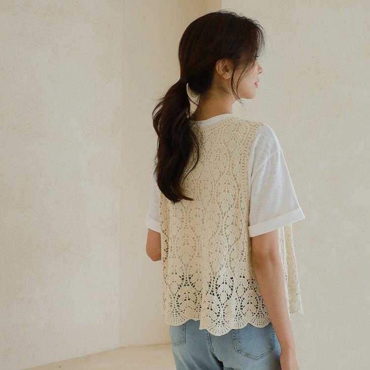レディース ニット ベスト 綿 素材 レース 刺繍 デザイン 春夏 外套 アイテム 花柄 植物 柄 ゆったり シルエット 無扣 開襟 半開領 スタイル 森ガール 風 清新 甘い 雰囲気 白色 杏色 トップス レイヤード 着こなし 百搭 アイテム