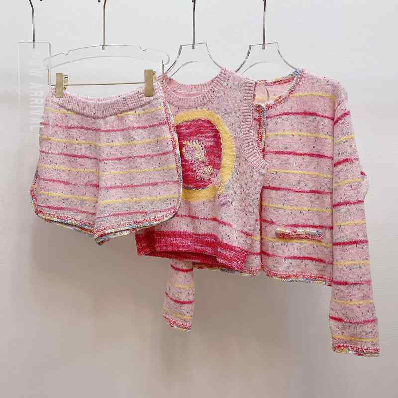 レディース セットアップ かわいい 綿 素材 長袖 開き カーディガン トップス 半袖 背心 ショートパンツ 3点セット 秋 春夏 秋冬 通勤 普段使い 軽量 吸湿速乾 清新 甘め スタイル 条紋 デザイン ピンク カラーリング ビッグ シルエット Vネ