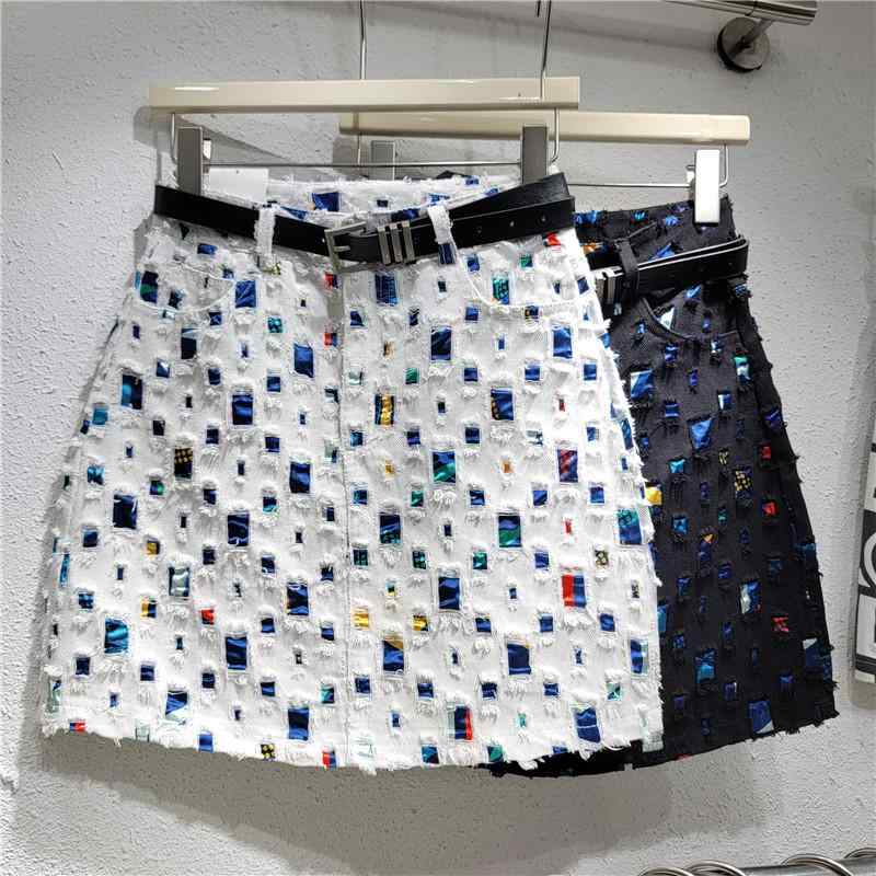 半身スカート 女性用 Aライン デニム ミニスカート 包み込み ホワイト ブラック 夏 ストリート 欧米風 気質 イージー トレンド 個性 クール ショート丈 膝上 軽量 伸縮性 コットン混 ハイウエスト タイトフィット ファッション 普段使い カジュア