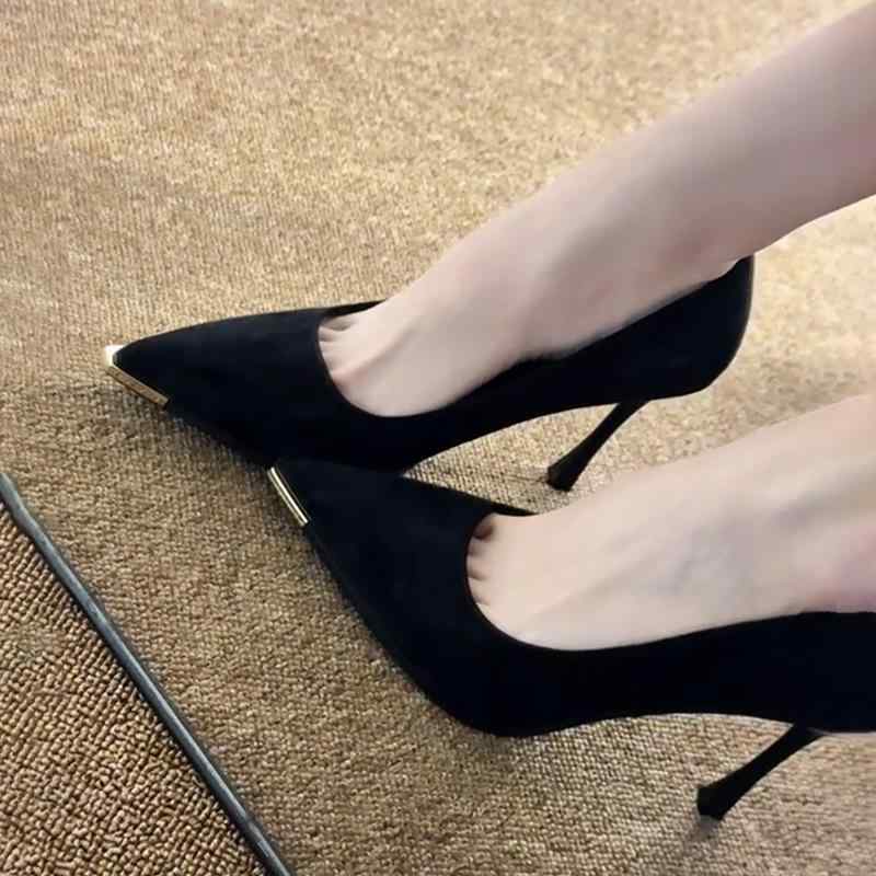 パンプス 女性用 黒 ベルベット素材 金属装飾 尖頭 細ヒール 浅口 法式 気品 通勤 日常 軽量 伸縮性 低・悉 純色 春夏 秋 通用 超? 合成皮革 ゴム底 粘着製法 筒履き 中口 7-11cm ヒール高6-8cm