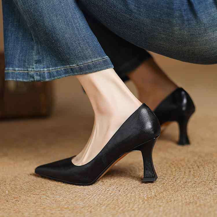 パンプス レディース 尖頭 猫かかと 浅口 ミドルヒール 手なで肌羊皮 イタリアンレザー シングルシューズ ブラック ブラウン アイボリー ワインレッド 牛筋底 頭層豚皮内張り 低筒 細ヒール 粘着製法 足入れ式 日常使い 秋冬 春 快適 純色 ユニセッ｜トミーショップ 店