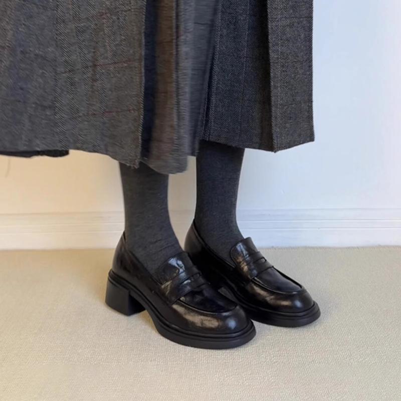レディース 復古 真皮 ラウンドトゥ 厚底 チャンキーヒール ローファー 黒 気質 小皮靴 中丈 シングルシューズ 羊皮 牛革 金属装飾 純色 低カット 深口 ゴム底 天然皮革 インソール 日常 通勤 普段使い 軽量 柔軟 伸縮性 秋冬 通年