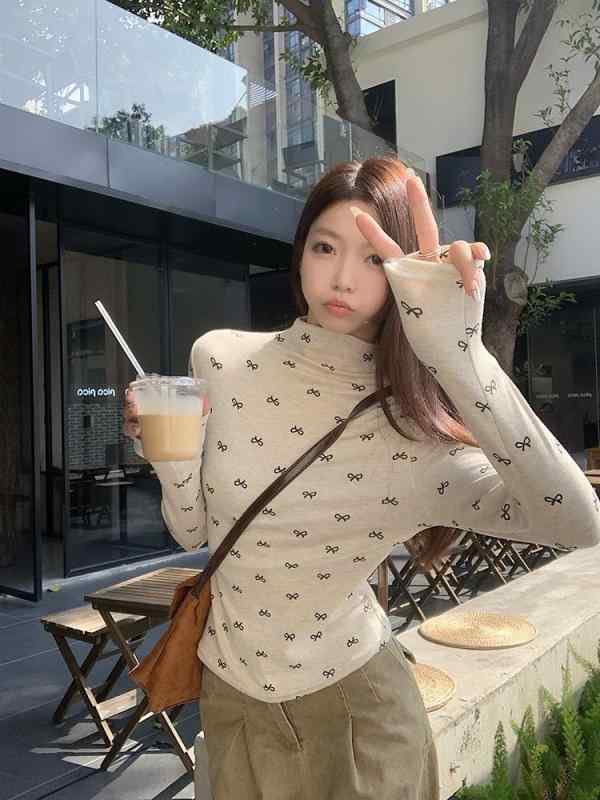 Tシャツ 女性用 秋冬 接触冷感 長袖 半高領 蝶結 プリント インナー トップス 修身 スリム かわいい 少女風 米白色 浅灰色 ポリエステル 再生繊維 軽量 吸湿速乾 普段使い 通勤用 部屋着 ビッグシルエット Vネック ハイウエスト カジュアルスタ
