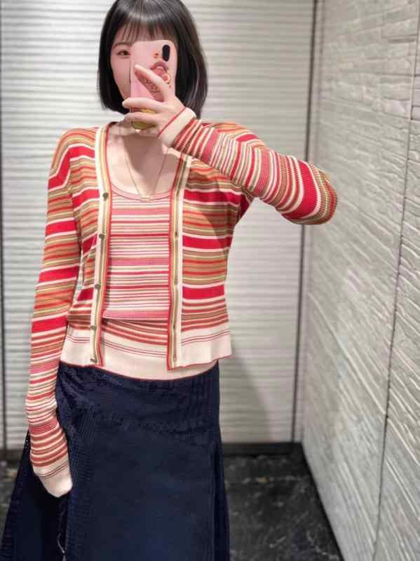 編み物 ジレー 成人女性用 修身 か細い V素っ首 開襟 長袖 縞模様 透かし彫り 刺しゅう 薄っぺら 当たること冷感 綿織物混 うつり変わり 黒いこと 薄墨色 サクラ色系 春夏 普段使い走り 通い 軽さ 伸縮性 吸湿速乾 トップス 肌付き 角袖巡査