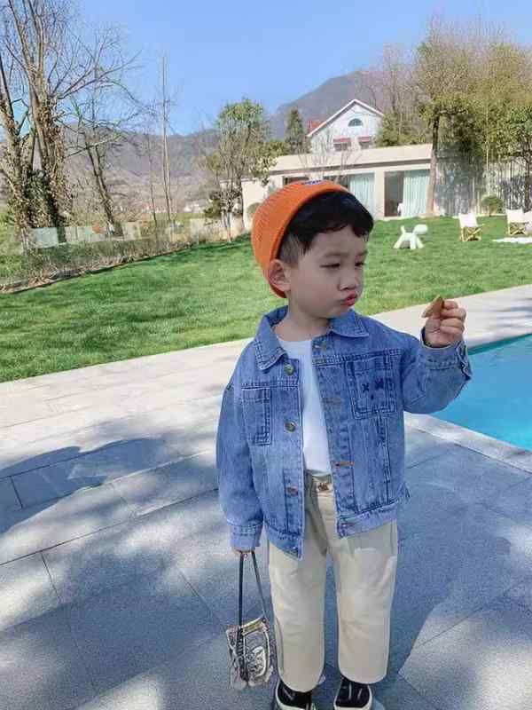 キッズ 男の子 デニムジャケット 牛仔 コート トップス シャツ 韓版 かっこいい かわいい 春秋 春夏 秋冬 接触冷感 軽量 伸縮性 吸湿速乾 酵素洗い カードプリント バイカラー 切り替え カジュアル 普段使い 通学 遊び着 牛仔ブルー イージーケア