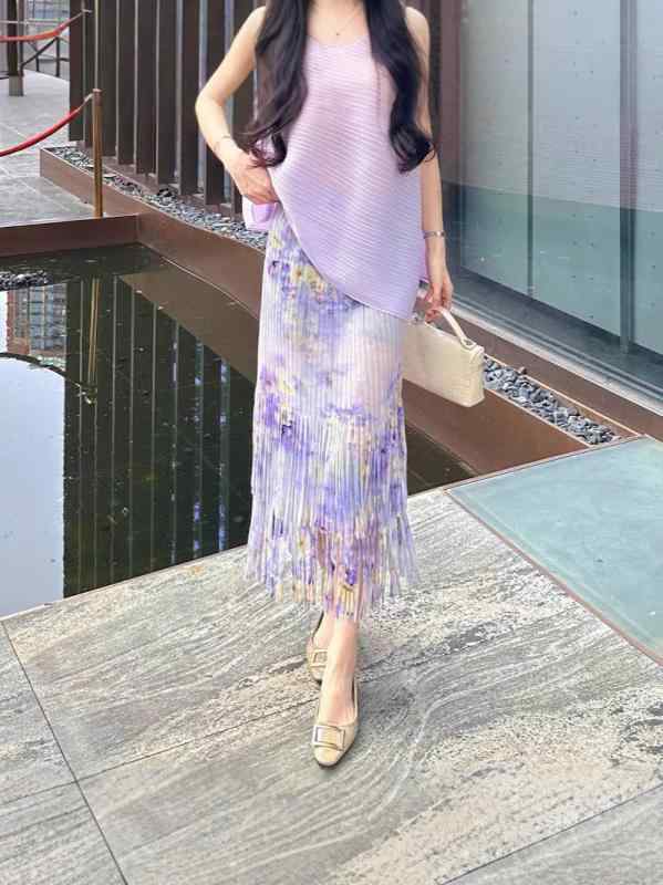スカート 女性用 紫色 半身スカート 高腰 包臀 中長丈 フレア 垂れ感 フリンジ プリーツ 加工 ?? 素材 伸縮性 軽量 爽やか 甘め スタイル 通勤 普段使い 春夏 季節