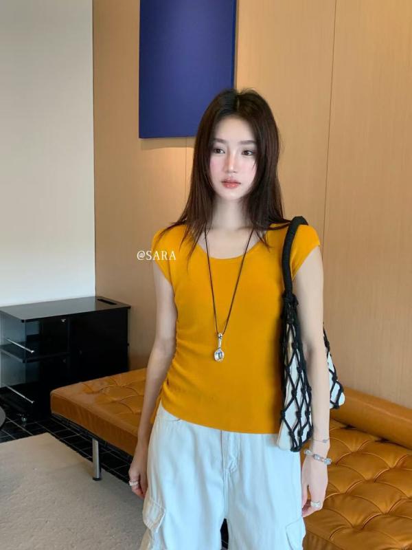 ニットトップス 女性用 夏 気質通勤 修身シルエット 丸首 ノースリーブ 後ろメッシュ ドローストリング 粘着繊維 接触冷感 軽量 吸湿速乾 純色 ホワイト レッド 春夏 セットアップ ビッグシルエット 伸縮性 高級感 カジュアル 日常使い