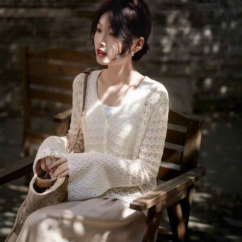 ニット トップス 女性用 夏 春夏 開襟 Vネック 長袖 透け感 幾何柄 接触冷感 レイヨン ?? 薄手 ルーズフィット 喇叭袖 気質 通勤 普段使い 軽量 吸湿速乾 防紫外線 ファッション カジュアル シンプル ロマンティック 白色 イエロー