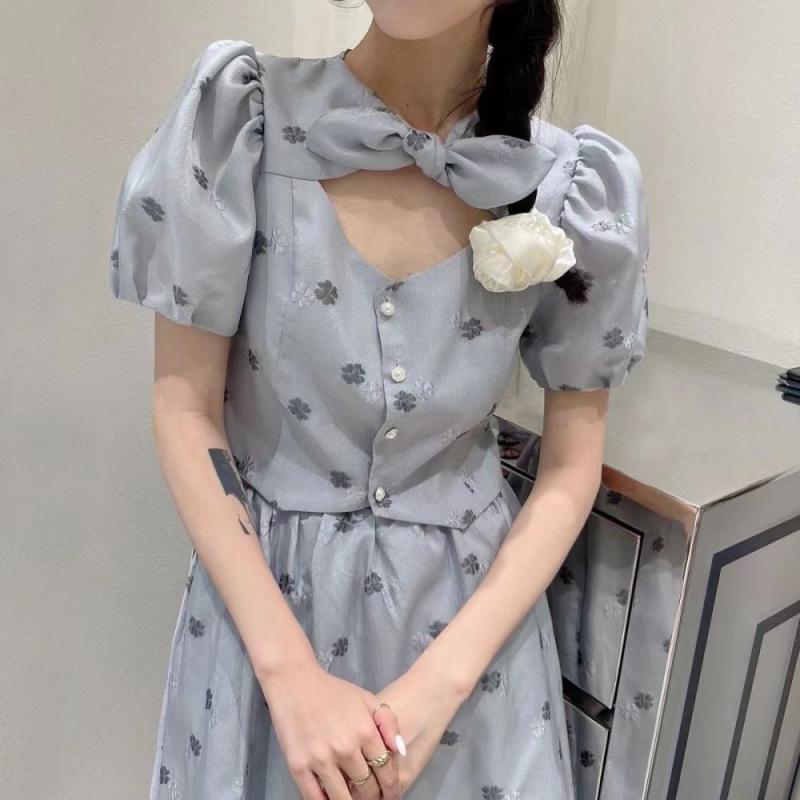春夏 スカート セット 女子 学生風 フレア ミッドレングス トップス ブラウス 半袖 泡泡袖 ラウンドネック シングルボタン プリント柄 フラワー柄 3D 立体 デザイン ハイウエスト Aライン スカート 修身 シルエット フレッシュ スイート スタイ