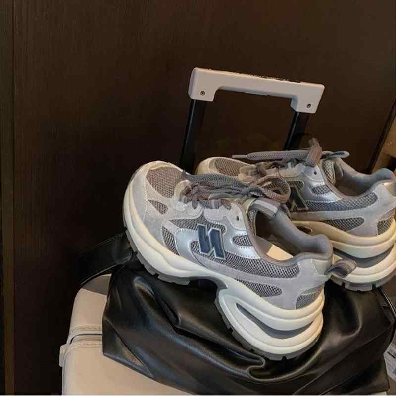 厚底スニーカー レディース お上さん靴 運動すること靴 心地よいシューズ 軽さ 通気性 防滑 耐磨 好いたらしい 愛くるしげ 今めかしい 歩き分かりやすい 疲れにくい 普段使い走り アウトドア 春夏 秋 スポーティー レトロ風 ダッドスニーカー