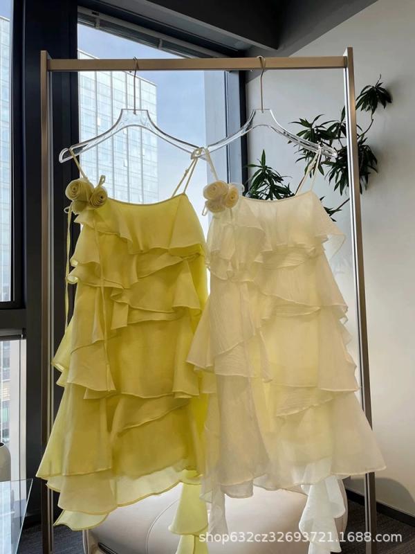 ワンピース レディース 春夏 吊り紐 Aライン 短丈 ワンピース イエロー 切り替え フリル 立体花柄 復古風 デザイン 女性用 ビーチ リゾート 休日 普段使い 軽量 複合素材 無袖 ストラップ 甘め フェミニン トップス ドレス