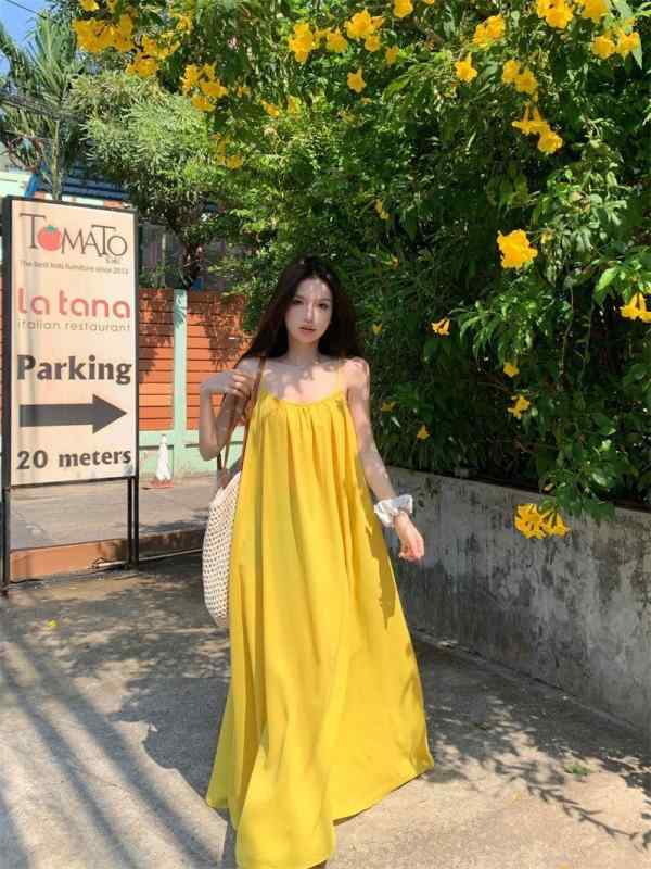 ワンピース レディース 夏 接触冷感 PVC 素材 セクシー 背中開き 吊り下げ 肩紐 ロング スカート ゆったり Aライン シルエット ワイド スカート ロング 丈 純色 デザイン 丸首 ノースリーブ ゆったり ウエスト ビッグ フレア タイプ イエロ