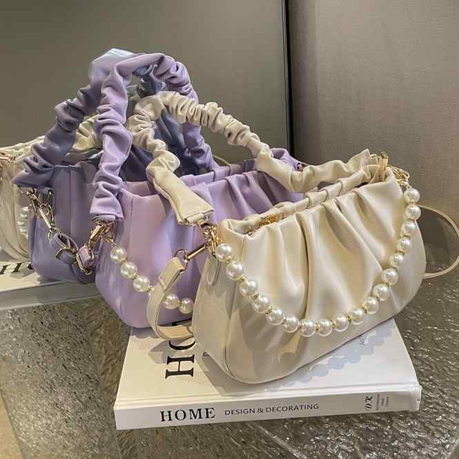 ショルダーバッグ 女性用 春夏 米白色 紫色 黄色 ブラック ピンク クラウド形状 横型 方形 チェーンストラップ プリーツ ビーズ装飾 PU素材 ポリエステル裏地 ジップ開閉 ソフト仕上げ シングルストラップ ドキュメントポケット 日常使い ミディアム