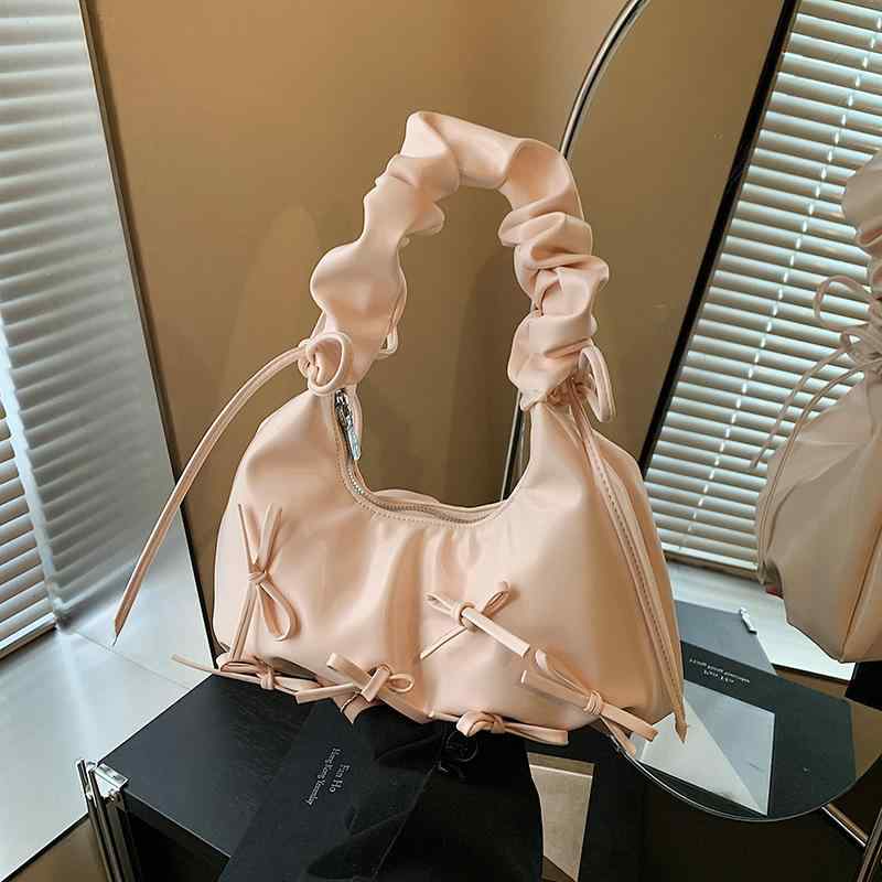 バッグ 女性用 肩掛け シングルショルダー クラウド 形状 かわいい デザイン プリーツ 肩ストラップ リボン アクセント 都市 スタイル シンプル 中型 サイズ PU素材 合成革 ライニング ジッパー 開閉 ソフト 硬度 シングルストラップ 日常 使い