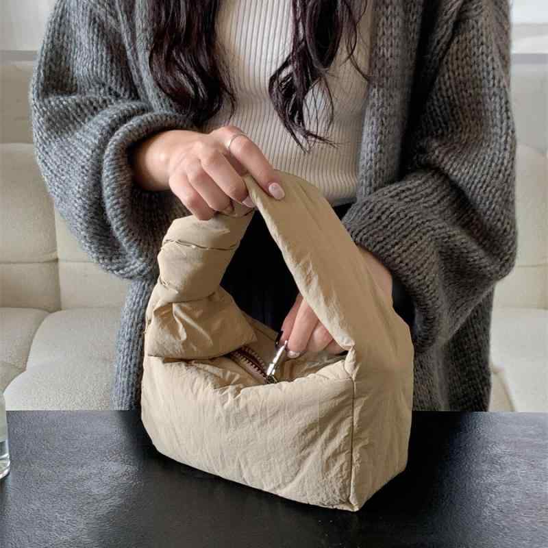 ハンドバッグ 女性用 韓国風 インスピレーション スタイル ナイロン ソフト 素材 クラウド 形状 横型 スクエア デザイン ジップ 開閉 柔軟 日常 通勤 普段使い 黒 白 ベージュ グリーン 秋冬 人気 トレンド 軽量 快適 ファッション アイテム(x3)｜トミーショップ 店