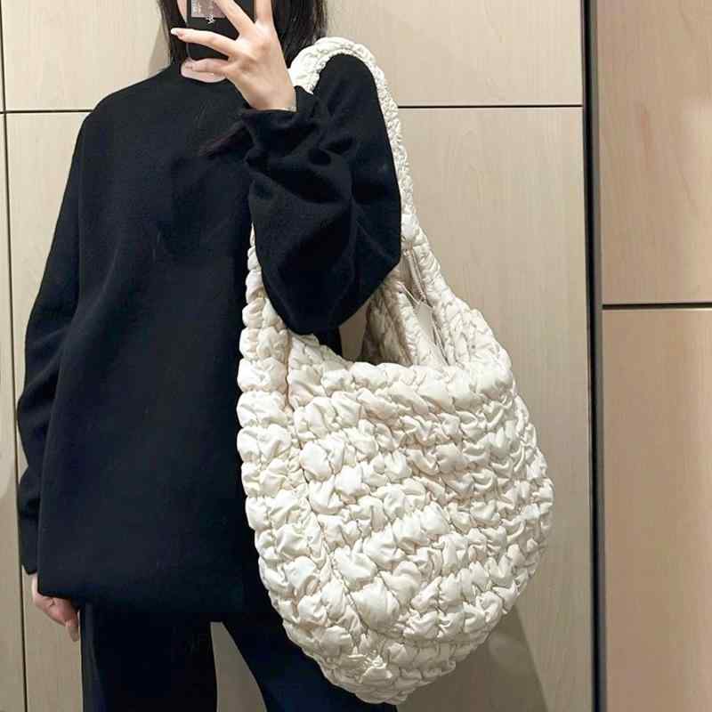 トートバッグ 女性用 ?子型 ナイロン素材 軽量 大容量 斜めがけ 雲型ダイヤ柄 プリーツ加工 ステッチ ブラック ホワイト 街頭カジュアル 日常使い ソフト構造 ジッパー開閉 内部ポケット 携帯収納 財布挟み トレンド 個性派 肩掛け ハンドバッグ シ