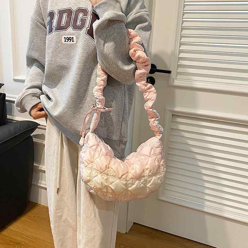 秋冬 女性用 ショルダーバッグ 大容量 クラウド型 虹色グラデーション ナイロン 素材 しわ加工 切り替えデザイン ミディアムサイズ 柔らか シングルストラップ ジッパー開閉 携帯ポケット内蔵 日常使い 都市カジュアル スタイル