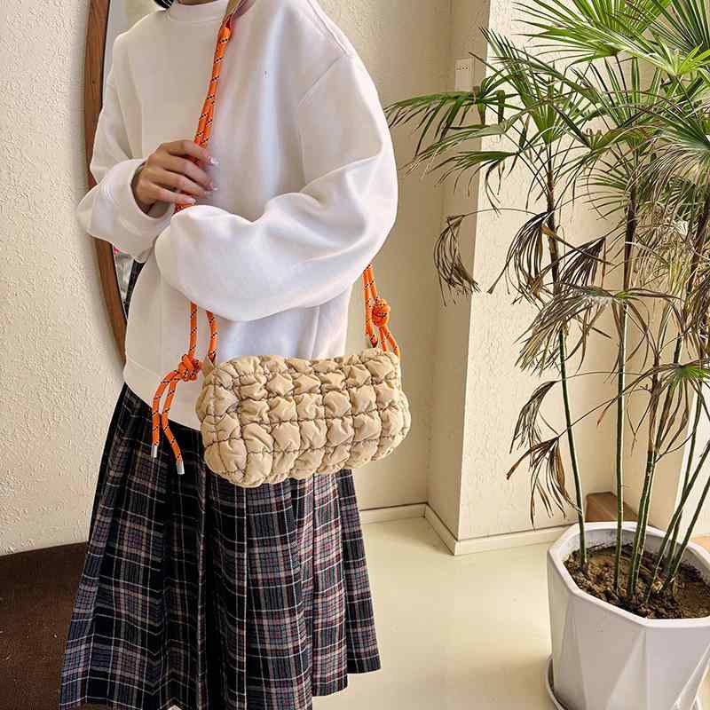 メンズ バッグ 春夏 軽量 ナイロン 斜めがけ 鞄 クッション型 大容量 枕頭風 折りたたみ 刺繍 菱格柄 トレンド 白色 ブラウン クッション形状 ジッパー開閉 ソフト素材 ポリエステル内張り 携帯ポケット 日常使い かわいい 甘め フレッシュ