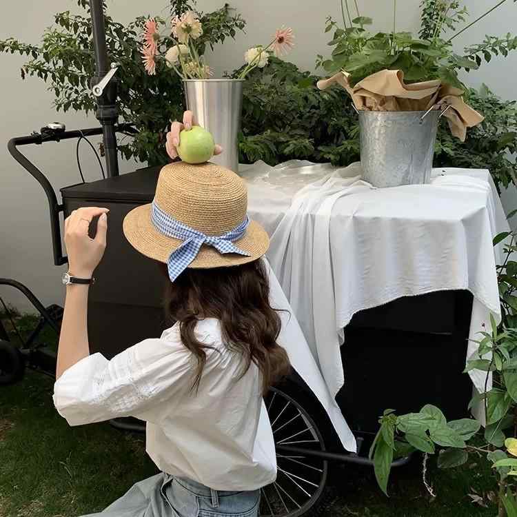麦わら帽子 女性用 春夏 かわいい 蝶結 リボン 田園 フラットトップ ワイドブリム ラフィア 編み込み ブルー チェック柄 防晒 遮陽 軽量 通気性 夏 春 バカンス コーディネート アクセサリー ファッション 帽子
