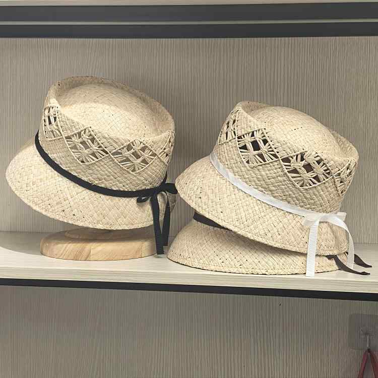 レディース 春夏 流行り物 草帽 盆帽 漁船乗組員帽 花柄 刺しゅう ラフィ草 原料品 短檐 丸頂 米白 珈琲 黒いこと かざり付ける 帯 合わせる能力のある 大いさ 砂浜 防紫外線 紫外線打つ手 通い 普段使い走り 軽さ 気取らない 表現スタイル(x3)