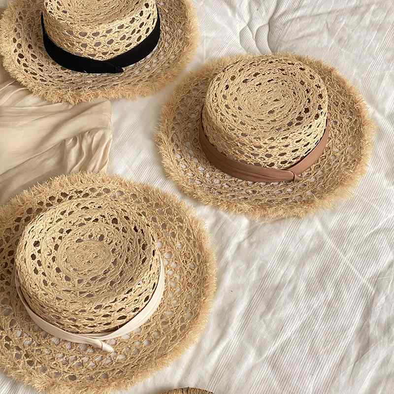 女性用 麦わら帽子 ラフィア 天然素材 透気 網目 夏用 海辺 ビーチ ファッション ワイドブリム 平頂 調整可能 遮陽 田園 シンプル 通勤 OL スタイル 草編み 染め加工 自然 ・稀色 ブラック アイボリー かわいい 軽量 普段使い アウトドア