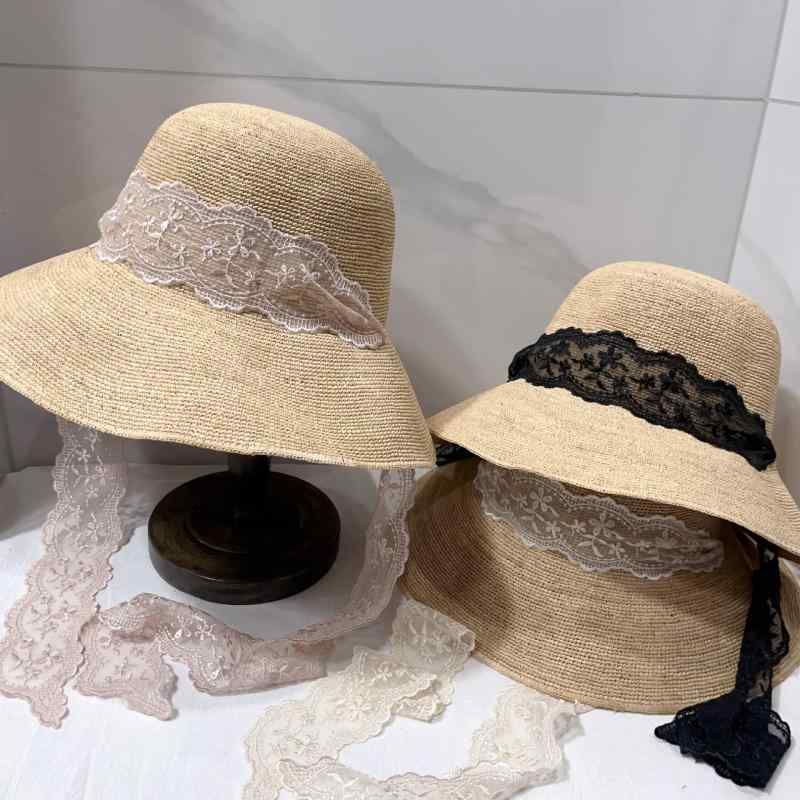 麦わら帽子 レディース 夏 春夏 日系 優雅 レース 蝶結び 遮光 防紫外線 海辺 バカンス 手編み 細ラフィア フィッシャーマン ファッション 通勤 ブラック 米白 ピンク 丸頂 大つば 軽量 通気性 かわいい ビーチスタイル